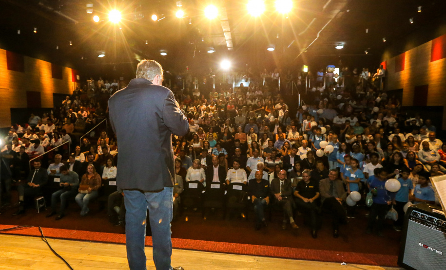 O Governo do Estado do Paraná anuncia nesta quarta-feira (11),  no Museu Oscar Niemeyer, em Curitiba, medidas para fortalecer as políticas públicas de proteção à criança e ao adolescente.Além disso, prefeitos de 21 municípios formalizam a adesão ao programa Criança Feliz, de atenção à primeira infância.Curitiba, 11/12/2019 - Foto: Geraldo Bubniak/AEN