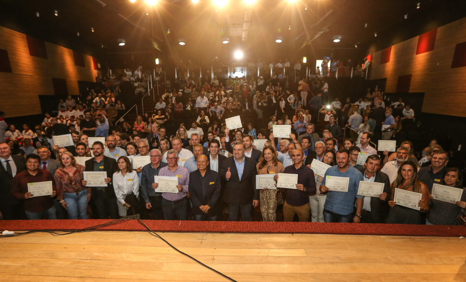 O Governo do Estado do Paraná anuncia nesta quarta-feira (11),  no Museu Oscar Niemeyer, em Curitiba, medidas para fortalecer as políticas públicas de proteção à criança e ao adolescente.Além disso, prefeitos de 21 municípios formalizam a adesão ao programa Criança Feliz, de atenção à primeira infância.Curitiba, 11/12/2019 - Foto: Geraldo Bubniak/AEN