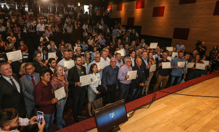O Governo do Estado do Paraná anuncia nesta quarta-feira (11),  no Museu Oscar Niemeyer, em Curitiba, medidas para fortalecer as políticas públicas de proteção à criança e ao adolescente.Além disso, prefeitos de 21 municípios formalizam a adesão ao programa Criança Feliz, de atenção à primeira infância.Curitiba, 11/12/2019 - Foto: Geraldo Bubniak/AEN