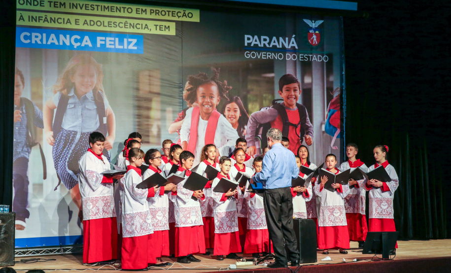 O Governo do Estado do Paraná anuncia nesta quarta-feira (11),  no Museu Oscar Niemeyer, em Curitiba, medidas para fortalecer as políticas públicas de proteção à criança e ao adolescente.Além disso, prefeitos de 21 municípios formalizam a adesão ao programa Criança Feliz, de atenção à primeira infância.Curitiba, 11/12/2019 - Foto: Geraldo Bubniak/AEN