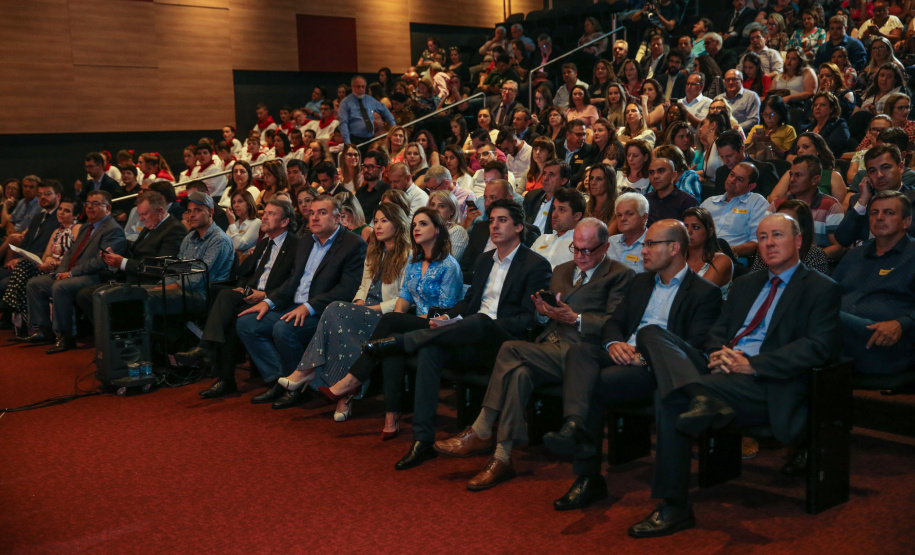 O Governo do Estado do Paraná anuncia nesta quarta-feira (11),  no Museu Oscar Niemeyer, em Curitiba, medidas para fortalecer as políticas públicas de proteção à criança e ao adolescente.Além disso, prefeitos de 21 municípios formalizam a adesão ao programa Criança Feliz, de atenção à primeira infância.Curitiba, 11/12/2019 - Foto: Geraldo Bubniak/AEN