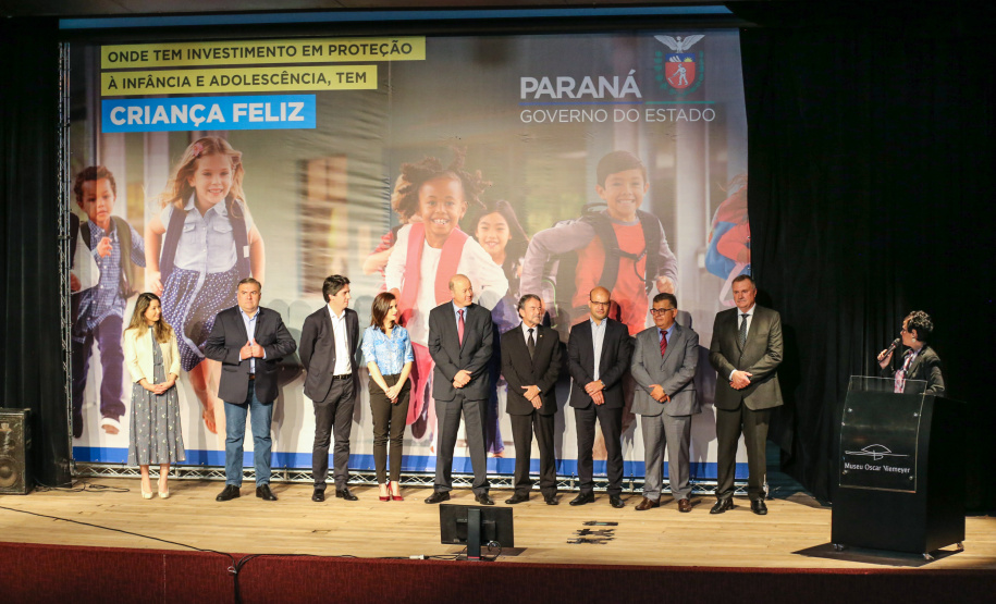 O Governo do Estado do Paraná anuncia nesta quarta-feira (11),  no Museu Oscar Niemeyer, em Curitiba, medidas para fortalecer as políticas públicas de proteção à criança e ao adolescente.Além disso, prefeitos de 21 municípios formalizam a adesão ao programa Criança Feliz, de atenção à primeira infância.Curitiba, 11/12/2019 - Foto: Geraldo Bubniak/AEN