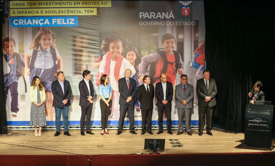 O Governo do Estado do Paraná anuncia nesta quarta-feira (11),  no Museu Oscar Niemeyer, em Curitiba, medidas para fortalecer as políticas públicas de proteção à criança e ao adolescente.Além disso, prefeitos de 21 municípios formalizam a adesão ao programa Criança Feliz, de atenção à primeira infância.Curitiba, 11/12/2019 - Foto: Geraldo Bubniak/AEN