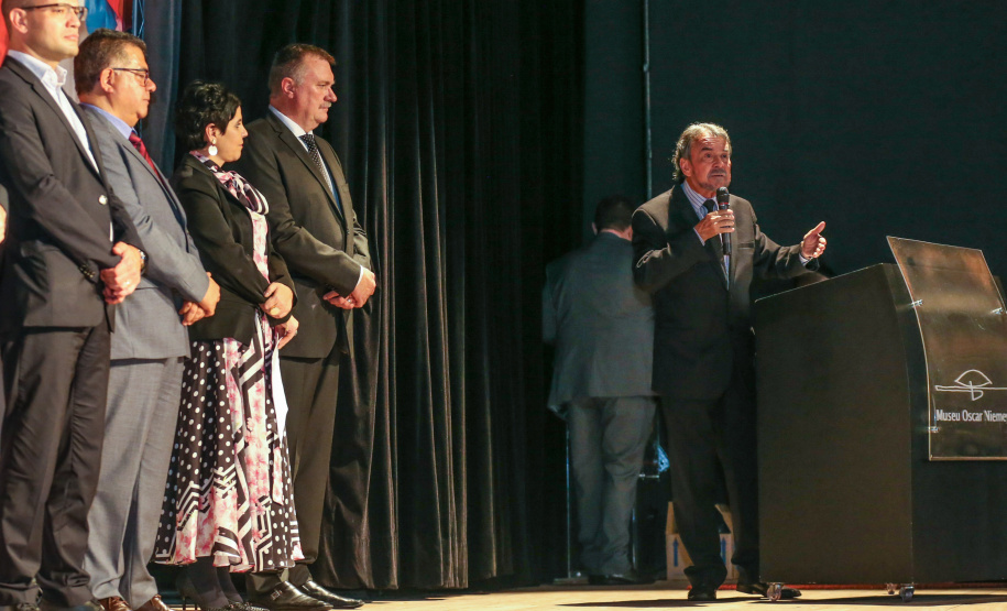 O Governo do Estado do Paraná anuncia nesta quarta-feira (11),  no Museu Oscar Niemeyer, em Curitiba, medidas para fortalecer as políticas públicas de proteção à criança e ao adolescente.Além disso, prefeitos de 21 municípios formalizam a adesão ao programa Criança Feliz, de atenção à primeira infância.Curitiba, 11/12/2019 - Foto: Geraldo Bubniak/AEN