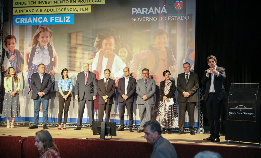 O Governo do Estado do Paraná anuncia nesta quarta-feira (11),  no Museu Oscar Niemeyer, em Curitiba, medidas para fortalecer as políticas públicas de proteção à criança e ao adolescente.Além disso, prefeitos de 21 municípios formalizam a adesão ao programa Criança Feliz, de atenção à primeira infância.Curitiba, 11/12/2019 - Foto: Geraldo Bubniak/AEN