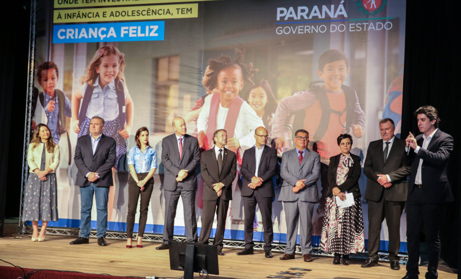 O Governo do Estado do Paraná anuncia nesta quarta-feira (11),  no Museu Oscar Niemeyer, em Curitiba, medidas para fortalecer as políticas públicas de proteção à criança e ao adolescente.Além disso, prefeitos de 21 municípios formalizam a adesão ao programa Criança Feliz, de atenção à primeira infância.Curitiba, 11/12/2019 - Foto: Geraldo Bubniak/AEN