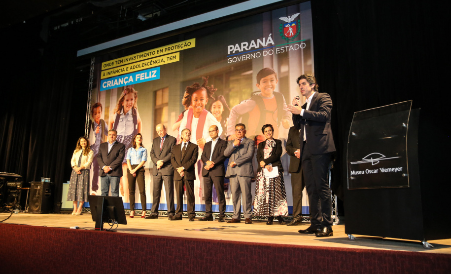 O Governo do Estado do Paraná anuncia nesta quarta-feira (11),  no Museu Oscar Niemeyer, em Curitiba, medidas para fortalecer as políticas públicas de proteção à criança e ao adolescente.Além disso, prefeitos de 21 municípios formalizam a adesão ao programa Criança Feliz, de atenção à primeira infância.Curitiba, 11/12/2019 - Foto: Geraldo Bubniak/AEN