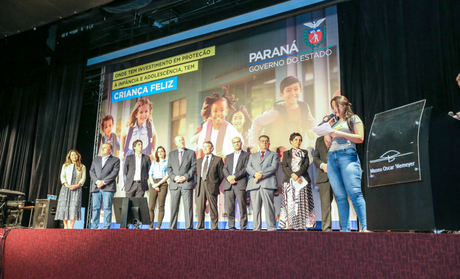 O Governo do Estado do Paraná anuncia nesta quarta-feira (11),  no Museu Oscar Niemeyer, em Curitiba, medidas para fortalecer as políticas públicas de proteção à criança e ao adolescente.Além disso, prefeitos de 21 municípios formalizam a adesão ao programa Criança Feliz, de atenção à primeira infância.Curitiba, 11/12/2019 - Foto: Geraldo Bubniak/AEN