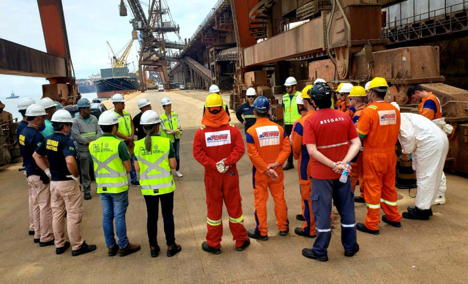 O Porto de Paranaguá promoveu nesta quarta-feira (11) um simulado para atendimento de emergência química. Esta é a primeira ação deste tipo e preparou trabalhadores de vários setores e empresas para dar resposta rápida e eficaz em caso de contato com produtos usados na fumigação, um tratamento feito nas cargas de granéis vegetais para controle de pragas.
Foto: Pierpaolo Nota