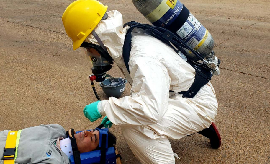 O Porto de Paranaguá promoveu nesta quarta-feira (11) um simulado para atendimento de emergência química. Esta é a primeira ação deste tipo e preparou trabalhadores de vários setores e empresas para dar resposta rápida e eficaz em caso de contato com produtos usados na fumigação, um tratamento feito nas cargas de granéis vegetais para controle de pragas.
Foto: Pierpaolo Nota