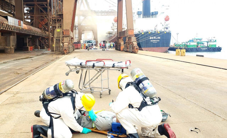 O Porto de Paranaguá promoveu nesta quarta-feira (11) um simulado para atendimento de emergência química. Esta é a primeira ação deste tipo e preparou trabalhadores de vários setores e empresas para dar resposta rápida e eficaz em caso de contato com produtos usados na fumigação, um tratamento feito nas cargas de granéis vegetais para controle de pragas.
Foto: Pierpaolo Nota