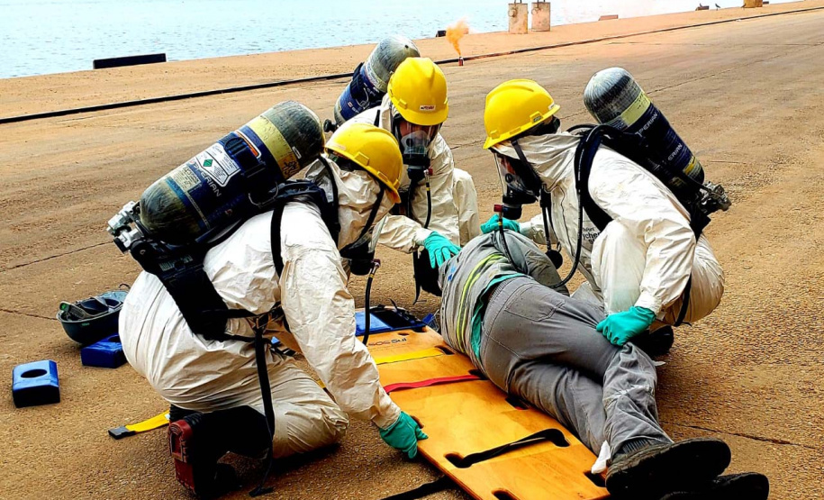 O Porto de Paranaguá promoveu nesta quarta-feira (11) um simulado para atendimento de emergência química. Esta é a primeira ação deste tipo e preparou trabalhadores de vários setores e empresas para dar resposta rápida e eficaz em caso de contato com produtos usados na fumigação, um tratamento feito nas cargas de granéis vegetais para controle de pragas.
Foto: Pierpaolo Nota