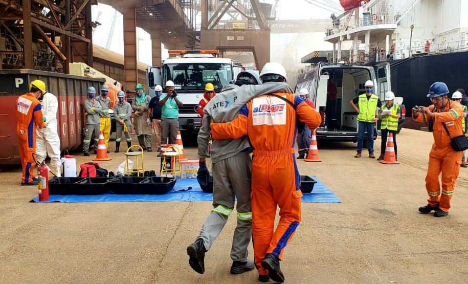 O Porto de Paranaguá promoveu nesta quarta-feira (11) um simulado para atendimento de emergência química. Esta é a primeira ação deste tipo e preparou trabalhadores de vários setores e empresas para dar resposta rápida e eficaz em caso de contato com produtos usados na fumigação, um tratamento feito nas cargas de granéis vegetais para controle de pragas.
Foto: Pierpaolo Nota