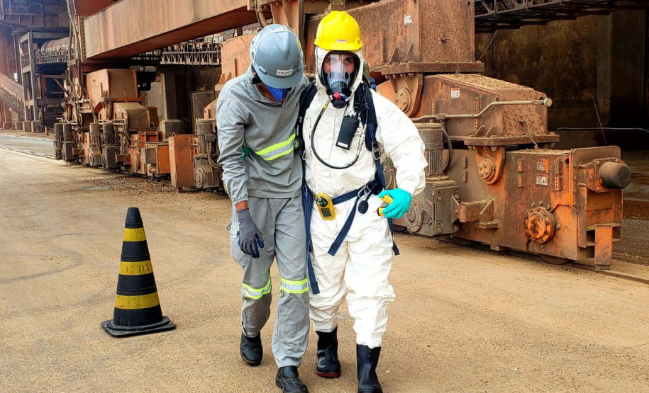 O Porto de Paranaguá promoveu nesta quarta-feira (11) um simulado para atendimento de emergência química. Esta é a primeira ação deste tipo e preparou trabalhadores de vários setores e empresas para dar resposta rápida e eficaz em caso de contato com produtos usados na fumigação, um tratamento feito nas cargas de granéis vegetais para controle de pragas.
Foto: Pierpaolo Nota
