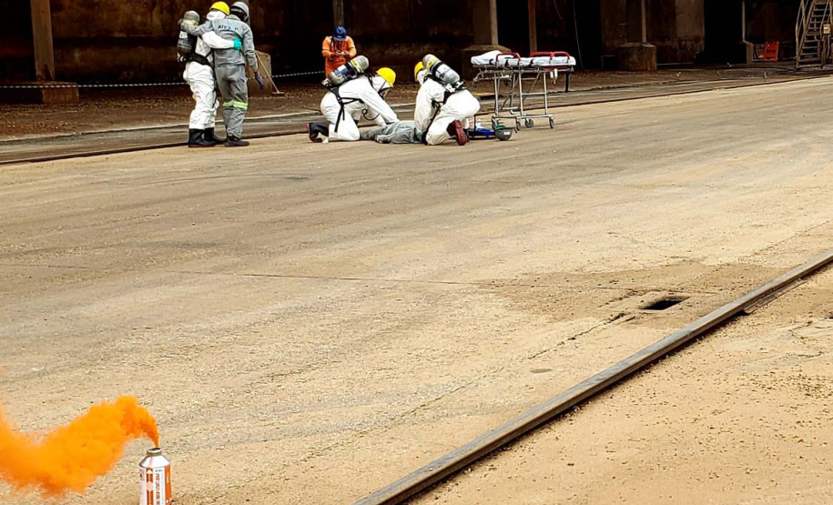 O Porto de Paranaguá promoveu nesta quarta-feira (11) um simulado para atendimento de emergência química. Esta é a primeira ação deste tipo e preparou trabalhadores de vários setores e empresas para dar resposta rápida e eficaz em caso de contato com produtos usados na fumigação, um tratamento feito nas cargas de granéis vegetais para controle de pragas.
Foto: Pierpaolo Nota