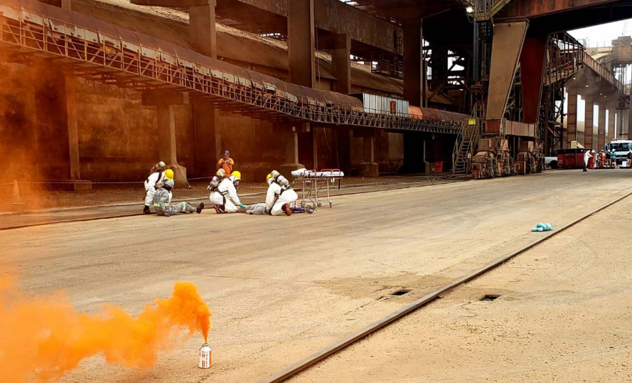 O Porto de Paranaguá promoveu nesta quarta-feira (11) um simulado para atendimento de emergência química. Esta é a primeira ação deste tipo e preparou trabalhadores de vários setores e empresas para dar resposta rápida e eficaz em caso de contato com produtos usados na fumigação, um tratamento feito nas cargas de granéis vegetais para controle de pragas.
Foto: Pierpaolo Nota