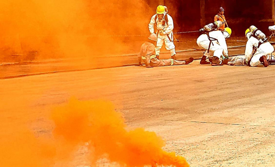 O Porto de Paranaguá promoveu nesta quarta-feira (11) um simulado para atendimento de emergência química. Esta é a primeira ação deste tipo e preparou trabalhadores de vários setores e empresas para dar resposta rápida e eficaz em caso de contato com produtos usados na fumigação, um tratamento feito nas cargas de granéis vegetais para controle de pragas.
Foto: Pierpaolo Nota