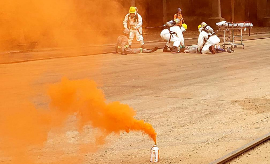 O Porto de Paranaguá promoveu nesta quarta-feira (11) um simulado para atendimento de emergência química. Esta é a primeira ação deste tipo e preparou trabalhadores de vários setores e empresas para dar resposta rápida e eficaz em caso de contato com produtos usados na fumigação, um tratamento feito nas cargas de granéis vegetais para controle de pragas.
Foto: Pierpaolo Nota