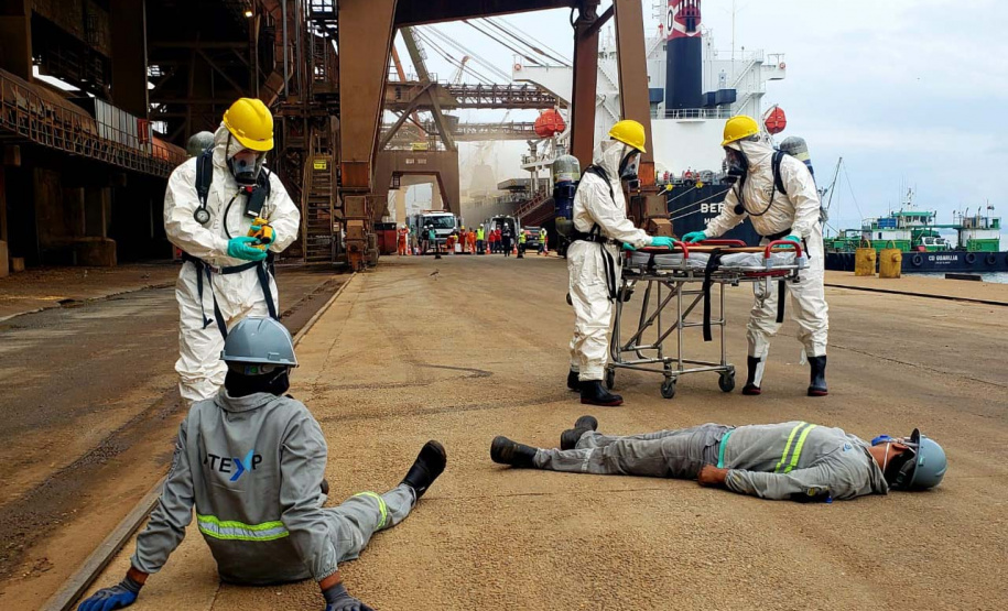 O Porto de Paranaguá promoveu nesta quarta-feira (11) um simulado para atendimento de emergência química. Esta é a primeira ação deste tipo e preparou trabalhadores de vários setores e empresas para dar resposta rápida e eficaz em caso de contato com produtos usados na fumigação, um tratamento feito nas cargas de granéis vegetais para controle de pragas.
Foto: Pierpaolo Nota