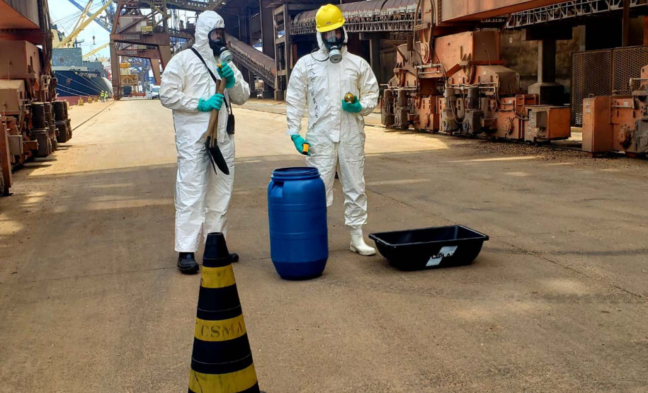 O Porto de Paranaguá promoveu nesta quarta-feira (11) um simulado para atendimento de emergência química. Esta é a primeira ação deste tipo e preparou trabalhadores de vários setores e empresas para dar resposta rápida e eficaz em caso de contato com produtos usados na fumigação, um tratamento feito nas cargas de granéis vegetais para controle de pragas.
Foto: Pierpaolo Nota