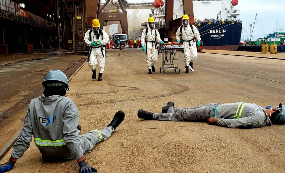 O Porto de Paranaguá promoveu nesta quarta-feira (11) um simulado para atendimento de emergência química. Esta é a primeira ação deste tipo e preparou trabalhadores de vários setores e empresas para dar resposta rápida e eficaz em caso de contato com produtos usados na fumigação, um tratamento feito nas cargas de granéis vegetais para controle de pragas.
Foto: Pierpaolo Nota