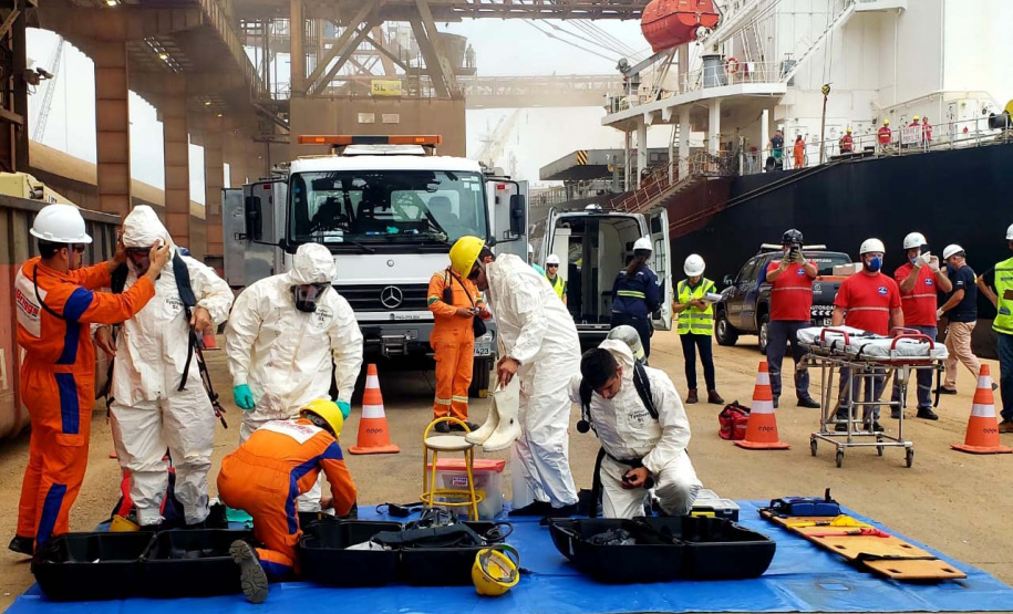 O Porto de Paranaguá promoveu nesta quarta-feira (11) um simulado para atendimento de emergência química. Esta é a primeira ação deste tipo e preparou trabalhadores de vários setores e empresas para dar resposta rápida e eficaz em caso de contato com produtos usados na fumigação, um tratamento feito nas cargas de granéis vegetais para controle de pragas.
Foto: Pierpaolo Nota