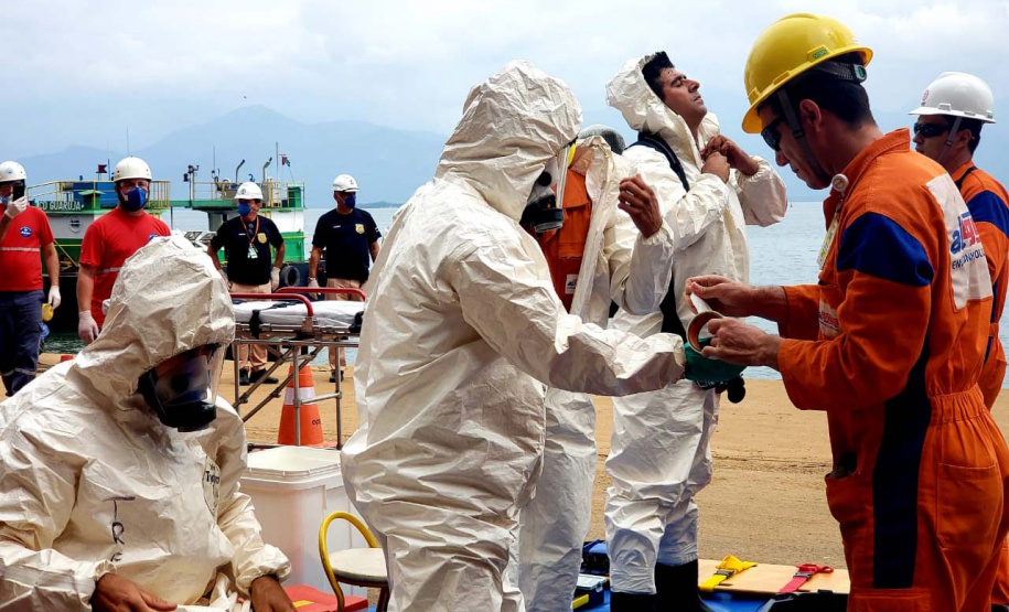 O Porto de Paranaguá promoveu nesta quarta-feira (11) um simulado para atendimento de emergência química. Esta é a primeira ação deste tipo e preparou trabalhadores de vários setores e empresas para dar resposta rápida e eficaz em caso de contato com produtos usados na fumigação, um tratamento feito nas cargas de granéis vegetais para controle de pragas.
Foto: Pierpaolo Nota