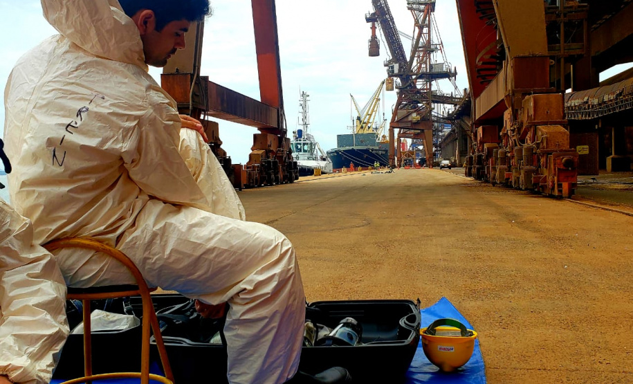 O Porto de Paranaguá promoveu nesta quarta-feira (11) um simulado para atendimento de emergência química. Esta é a primeira ação deste tipo e preparou trabalhadores de vários setores e empresas para dar resposta rápida e eficaz em caso de contato com produtos usados na fumigação, um tratamento feito nas cargas de granéis vegetais para controle de pragas.
Foto: Pierpaolo Nota