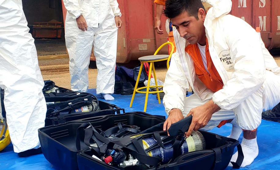 O Porto de Paranaguá promoveu nesta quarta-feira (11) um simulado para atendimento de emergência química. Esta é a primeira ação deste tipo e preparou trabalhadores de vários setores e empresas para dar resposta rápida e eficaz em caso de contato com produtos usados na fumigação, um tratamento feito nas cargas de granéis vegetais para controle de pragas.
Foto: Pierpaolo Nota