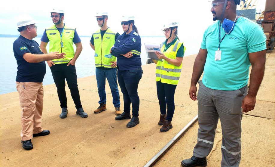 O Porto de Paranaguá promoveu nesta quarta-feira (11) um simulado para atendimento de emergência química. Esta é a primeira ação deste tipo e preparou trabalhadores de vários setores e empresas para dar resposta rápida e eficaz em caso de contato com produtos usados na fumigação, um tratamento feito nas cargas de granéis vegetais para controle de pragas.
Foto: Pierpaolo Nota