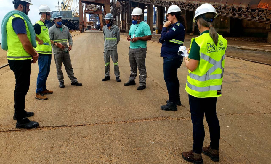 O Porto de Paranaguá promoveu nesta quarta-feira (11) um simulado para atendimento de emergência química. Esta é a primeira ação deste tipo e preparou trabalhadores de vários setores e empresas para dar resposta rápida e eficaz em caso de contato com produtos usados na fumigação, um tratamento feito nas cargas de granéis vegetais para controle de pragas.
Foto: Pierpaolo Nota