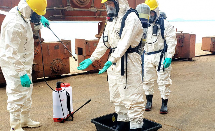 O Porto de Paranaguá promoveu nesta quarta-feira (11) um simulado para atendimento de emergência química. Esta é a primeira ação deste tipo e preparou trabalhadores de vários setores e empresas para dar resposta rápida e eficaz em caso de contato com produtos usados na fumigação, um tratamento feito nas cargas de granéis vegetais para controle de pragas.
Foto: Pierpaolo Nota