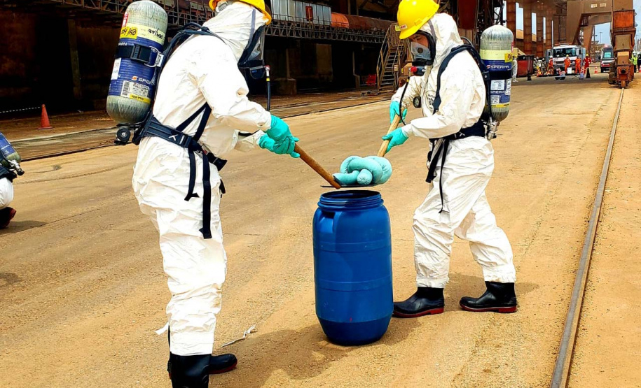 O Porto de Paranaguá promoveu nesta quarta-feira (11) um simulado para atendimento de emergência química. Esta é a primeira ação deste tipo e preparou trabalhadores de vários setores e empresas para dar resposta rápida e eficaz em caso de contato com produtos usados na fumigação, um tratamento feito nas cargas de granéis vegetais para controle de pragas.
Foto: Pierpaolo Nota