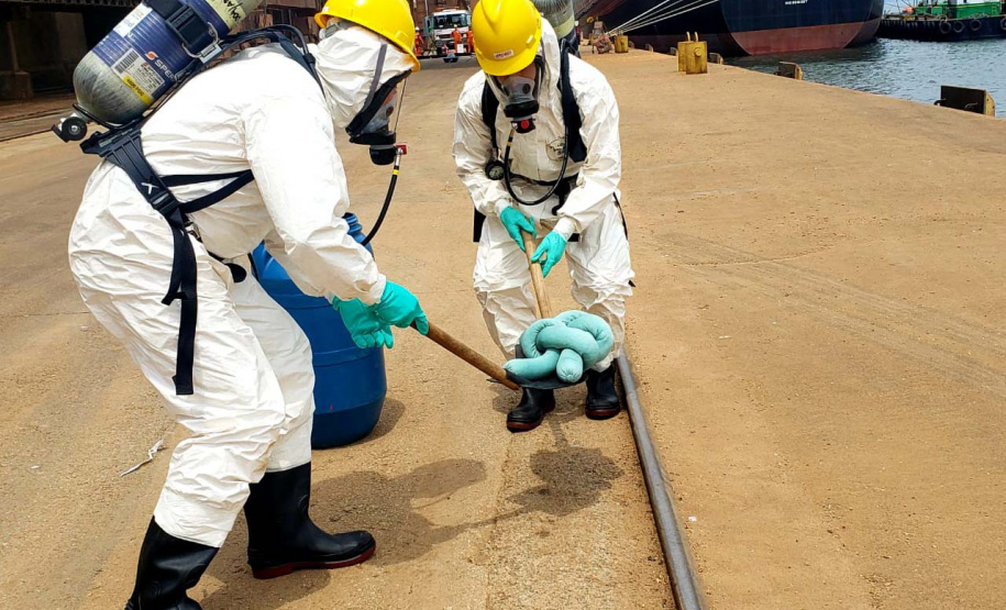 O Porto de Paranaguá promoveu nesta quarta-feira (11) um simulado para atendimento de emergência química. Esta é a primeira ação deste tipo e preparou trabalhadores de vários setores e empresas para dar resposta rápida e eficaz em caso de contato com produtos usados na fumigação, um tratamento feito nas cargas de granéis vegetais para controle de pragas.
Foto: Pierpaolo Nota