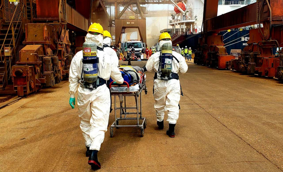 O Porto de Paranaguá promoveu nesta quarta-feira (11) um simulado para atendimento de emergência química. Esta é a primeira ação deste tipo e preparou trabalhadores de vários setores e empresas para dar resposta rápida e eficaz em caso de contato com produtos usados na fumigação, um tratamento feito nas cargas de granéis vegetais para controle de pragas.
Foto: Pierpaolo Nota