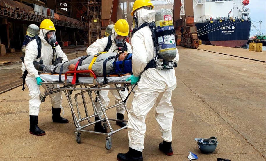 O Porto de Paranaguá promoveu nesta quarta-feira (11) um simulado para atendimento de emergência química. Esta é a primeira ação deste tipo e preparou trabalhadores de vários setores e empresas para dar resposta rápida e eficaz em caso de contato com produtos usados na fumigação, um tratamento feito nas cargas de granéis vegetais para controle de pragas.
Foto: Pierpaolo Nota
