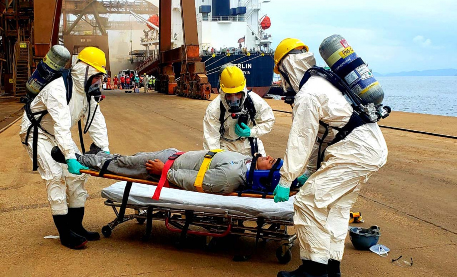 O Porto de Paranaguá promoveu nesta quarta-feira (11) um simulado para atendimento de emergência química. Esta é a primeira ação deste tipo e preparou trabalhadores de vários setores e empresas para dar resposta rápida e eficaz em caso de contato com produtos usados na fumigação, um tratamento feito nas cargas de granéis vegetais para controle de pragas.
Foto: Pierpaolo Nota