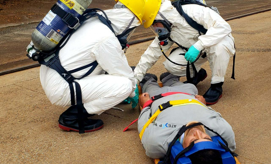 O Porto de Paranaguá promoveu nesta quarta-feira (11) um simulado para atendimento de emergência química. Esta é a primeira ação deste tipo e preparou trabalhadores de vários setores e empresas para dar resposta rápida e eficaz em caso de contato com produtos usados na fumigação, um tratamento feito nas cargas de granéis vegetais para controle de pragas.
Foto: Pierpaolo Nota