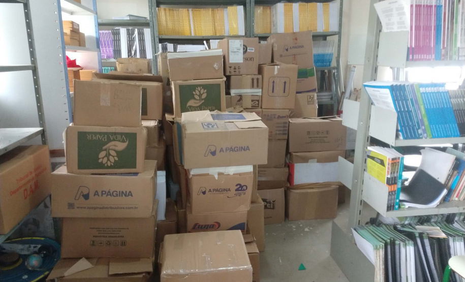 O Departamento Penitenciário do Paraná (Depen) recebeu milhares de livros doados pelo Serviço Social do Comércio do Paraná (Sesc/PR) para serem destinados às unidades prisionais que têm o programa de remição de pena pela leitura, que atende cerca de 3,4 mil presos por mês no Estado. Entre as obras doadas, há clássicos da literatura nacional e livros infantis, que serão encaminhados à Creche Cantinho Feliz, da Penitenciária Feminina do Paraná. Foto: Depen