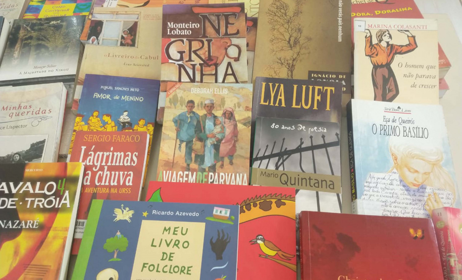 O Departamento Penitenciário do Paraná (Depen) recebeu milhares de livros doados pelo Serviço Social do Comércio do Paraná (Sesc/PR) para serem destinados às unidades prisionais que têm o programa de remição de pena pela leitura, que atende cerca de 3,4 mil presos por mês no Estado. Entre as obras doadas, há clássicos da literatura nacional e livros infantis, que serão encaminhados à Creche Cantinho Feliz, da Penitenciária Feminina do Paraná. Foto: Depen