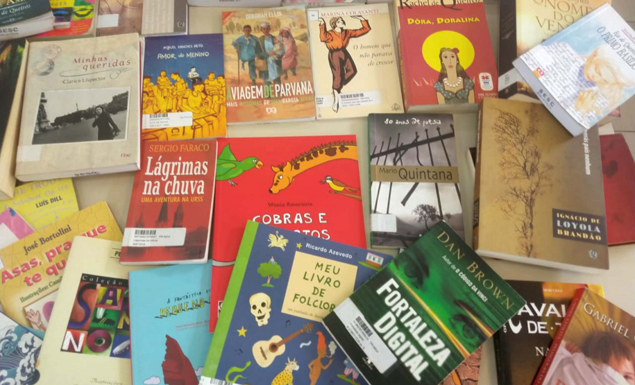 O Departamento Penitenciário do Paraná (Depen) recebeu milhares de livros doados pelo Serviço Social do Comércio do Paraná (Sesc/PR) para serem destinados às unidades prisionais que têm o programa de remição de pena pela leitura, que atende cerca de 3,4 mil presos por mês no Estado. Entre as obras doadas, há clássicos da literatura nacional e livros infantis, que serão encaminhados à Creche Cantinho Feliz, da Penitenciária Feminina do Paraná. Foto: Depen