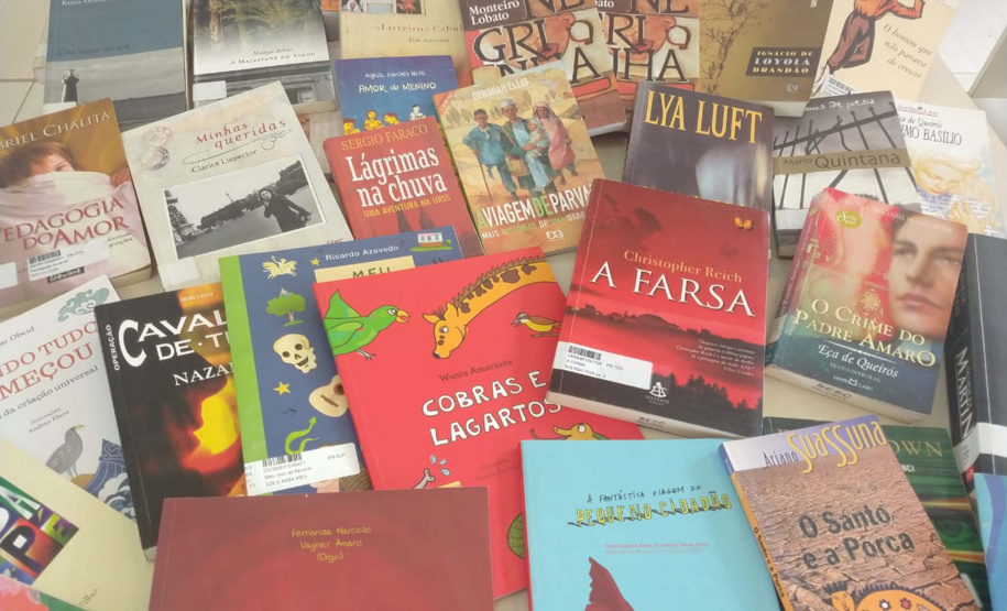 O Departamento Penitenciário do Paraná (Depen) recebeu milhares de livros doados pelo Serviço Social do Comércio do Paraná (Sesc/PR) para serem destinados às unidades prisionais que têm o programa de remição de pena pela leitura, que atende cerca de 3,4 mil presos por mês no Estado. Entre as obras doadas, há clássicos da literatura nacional e livros infantis, que serão encaminhados à Creche Cantinho Feliz, da Penitenciária Feminina do Paraná. Foto: Depen