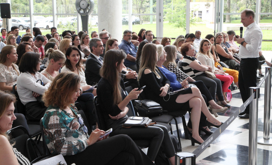 A partir de um processo participativo, democrático e acessível, o Planejamento Regional Integrado para a área da saúde foi construído durante o ano de 2019. O relatório do PRI foi apresentado nesta quarta-feira (11), no Palácio Iguaçu, para representantes municipais, do Estado, dos consórcios e parceiros. Desde fevereiro, equipes da secretaria estadual percorreram o Estado promovendo oficinas e reuniões para identificar as necessidades da área de forma regionalizada.Foto:Ari Dias/AEN