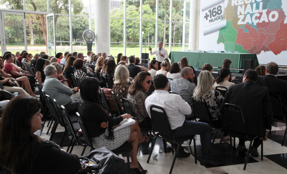 A partir de um processo participativo, democrático e acessível, o Planejamento Regional Integrado para a área da saúde foi construído durante o ano de 2019. O relatório do PRI foi apresentado nesta quarta-feira (11), no Palácio Iguaçu, para representantes municipais, do Estado, dos consórcios e parceiros. Desde fevereiro, equipes da secretaria estadual percorreram o Estado promovendo oficinas e reuniões para identificar as necessidades da área de forma regionalizada.Foto:Ari Dias/AEN