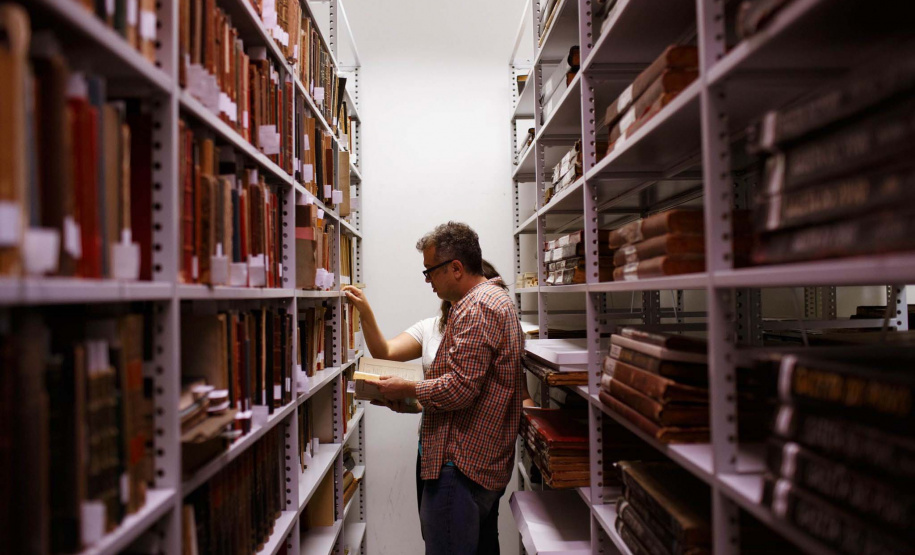 Paulo Vivacqua fala sobre arte sonora no Museu Paranaense. Foto: Mariana Alves