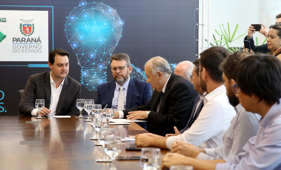 O governador Carlos Massa Ratinho Junior lançou nesta quinta-feira (12) dois projetos do Banco Regional de Desenvolvimento do Extremo Sul (BRDE) voltados à inovação: o BRDE Labs e o Fip Anjo. O objetivo é apoiar, capacitar e aportar recursos a startups paranaenses de diversas áreas, mas com foco principal no desenvolvimento de soluções para o agronegócio. Curitiba12/12/2019 Foto:Jaelson Lucas / AEN