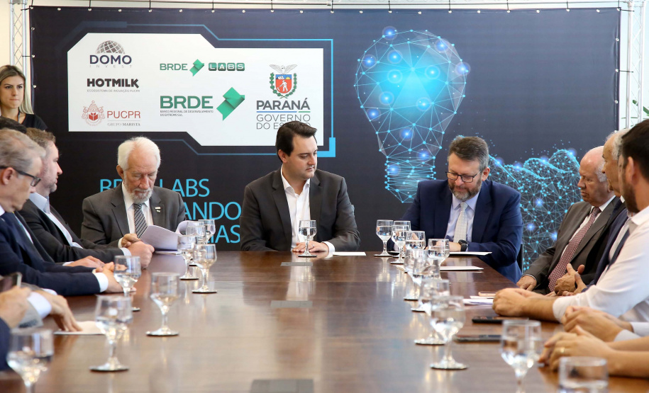 O governador Carlos Massa Ratinho Junior lançou nesta quinta-feira (12) dois projetos do Banco Regional de Desenvolvimento do Extremo Sul (BRDE) voltados à inovação: o BRDE Labs e o Fip Anjo. O objetivo é apoiar, capacitar e aportar recursos a startups paranaenses de diversas áreas, mas com foco principal no desenvolvimento de soluções para o agronegócio. Curitiba12/12/2019 Foto:Jaelson Lucas / AEN