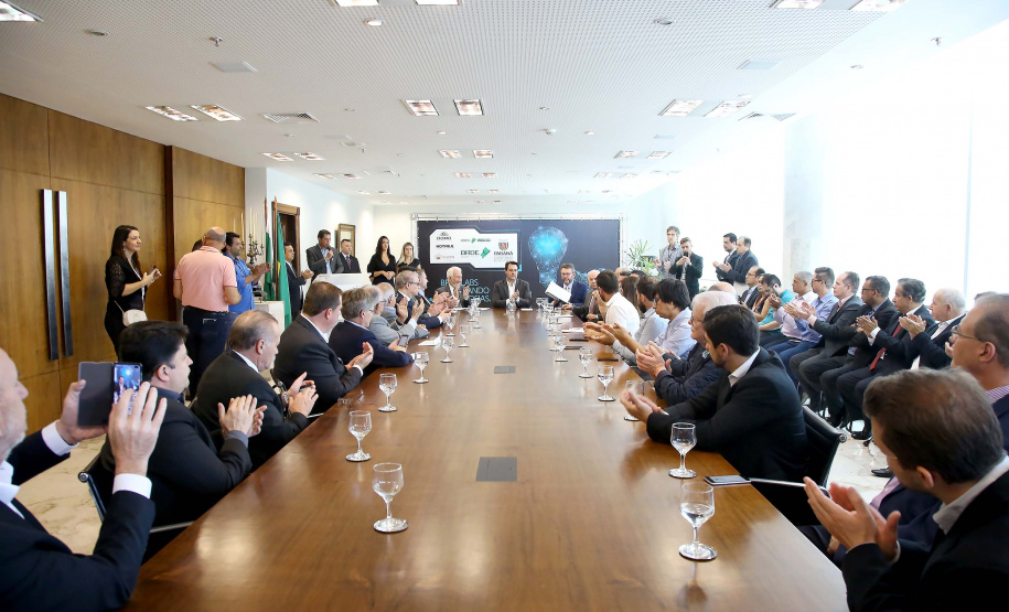 O governador Carlos Massa Ratinho Junior lançou nesta quinta-feira (12) dois projetos do Banco Regional de Desenvolvimento do Extremo Sul (BRDE) voltados à inovação: o BRDE Labs e o Fip Anjo. O objetivo é apoiar, capacitar e aportar recursos a startups paranaenses de diversas áreas, mas com foco principal no desenvolvimento de soluções para o agronegócio. Curitiba12/12/2019 Foto:Jaelson Lucas / AEN