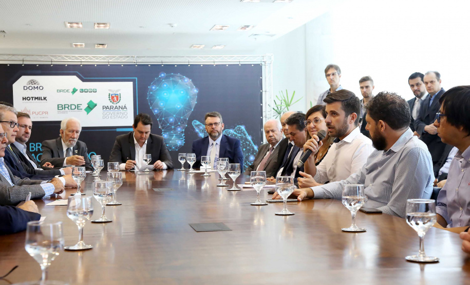 O governador Carlos Massa Ratinho Junior lançou nesta quinta-feira (12) dois projetos do Banco Regional de Desenvolvimento do Extremo Sul (BRDE) voltados à inovação: o BRDE Labs e o Fip Anjo. O objetivo é apoiar, capacitar e aportar recursos a startups paranaenses de diversas áreas, mas com foco principal no desenvolvimento de soluções para o agronegócio. Curitiba12/12/2019 Foto:Jaelson Lucas / AEN