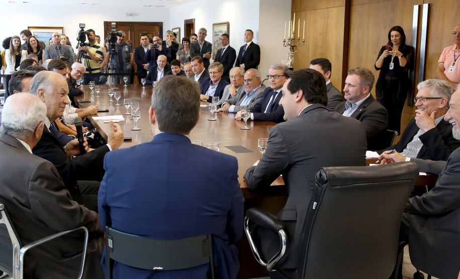 O governador Carlos Massa Ratinho Junior lançou nesta quinta-feira (12) dois projetos do Banco Regional de Desenvolvimento do Extremo Sul (BRDE) voltados à inovação: o BRDE Labs e o Fip Anjo. O objetivo é apoiar, capacitar e aportar recursos a startups paranaenses de diversas áreas, mas com foco principal no desenvolvimento de soluções para o agronegócio. Curitiba12/12/2019 Foto:Jaelson Lucas / AEN